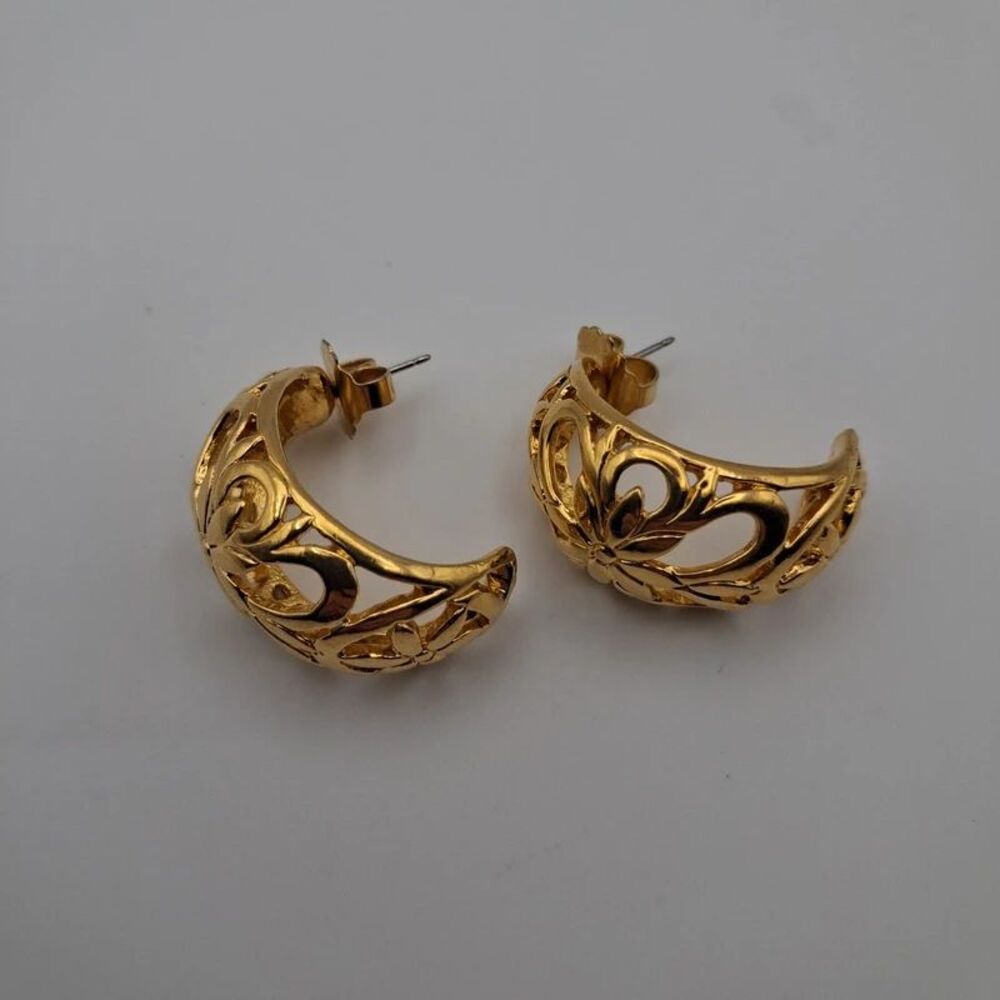 Vintage gold tone hoop